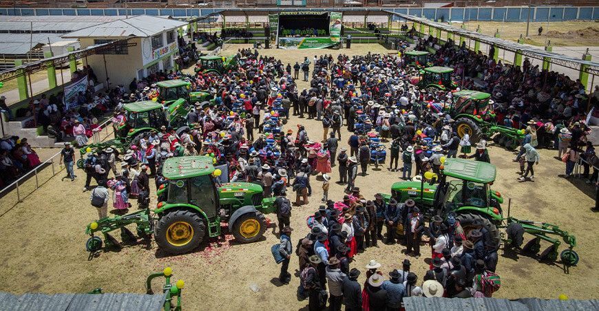entregan tractores agrícolas a cooperativas agrarias Puno