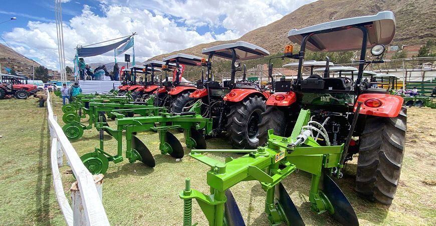entregaron tractores agrícolas a asociaciones de productores de Huancavelica