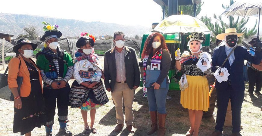 entrega 12 tractores agrícolas en Ayacucho y Huancavelica 
