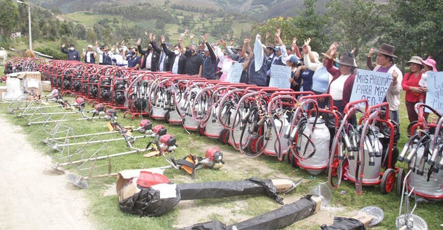 entregan a productores de Apurímac máquinas de ordeño móvil y motoguadañas