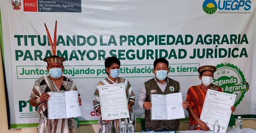 entregan títulos de propiedad a dos comunidades nativas