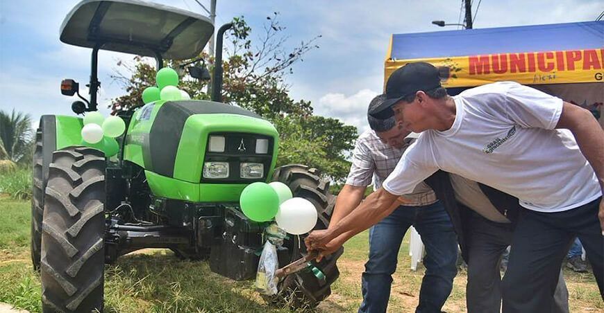 entregan tractor agrícola a productores de arroz Madre de Dios