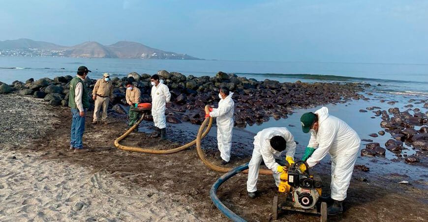 Extraen más de 4 mil galones de petróleo de zonas afectadas en bahía de Ancón
