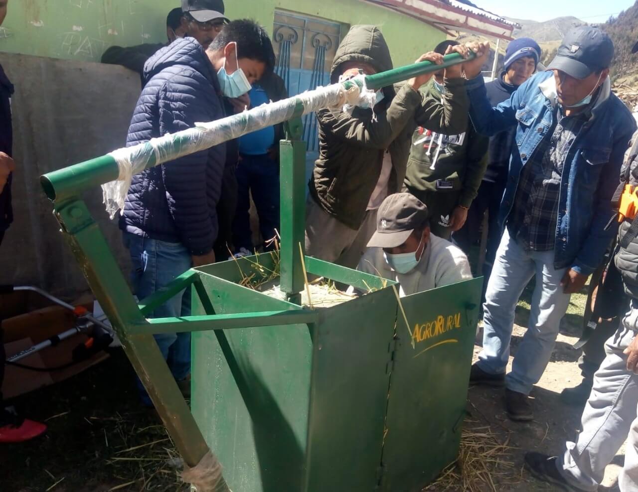 Agro Rural entregó picadoras, motoguadañas y empacadoras, además realizaron capacitación en el uso de estas herramientas