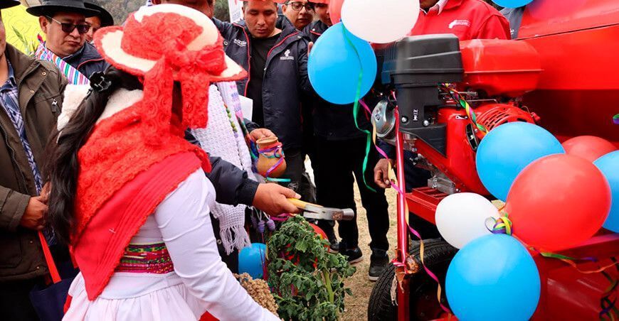GORE Huancavelica entrega maquinarias para impulsar generación de valor agregado