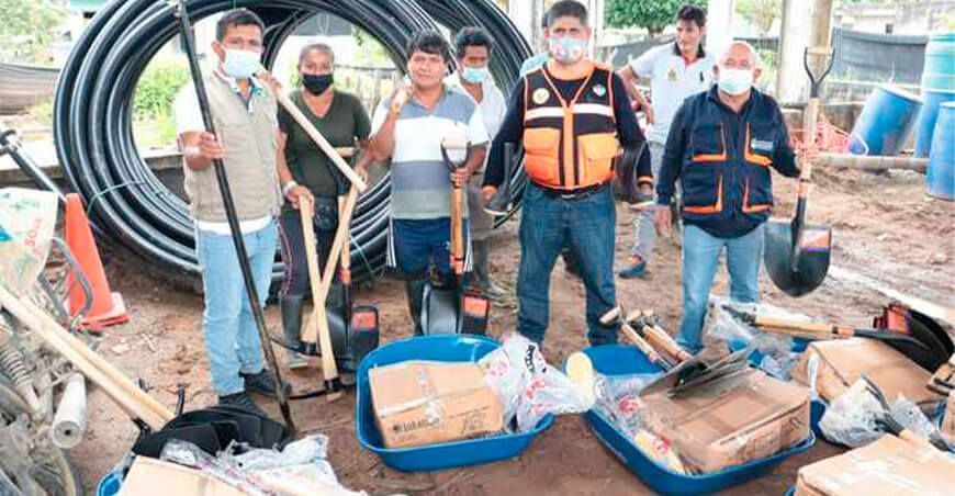 entregan kits de herramientas para rehabilitar vías afectadas por lluvias en Pueblo Nuevo