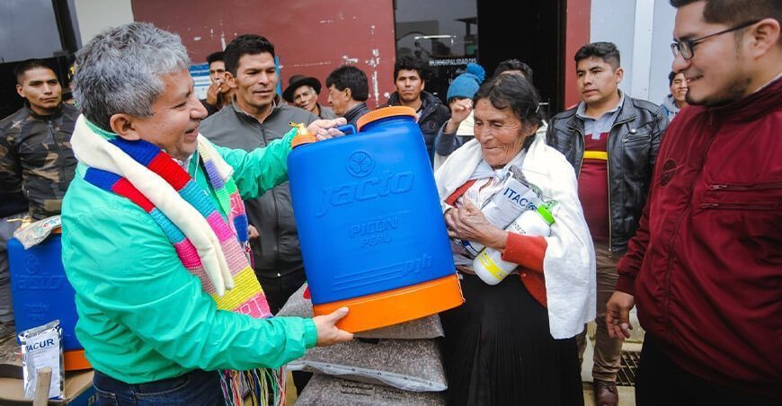 Entregan fertilizantes y herramientas a productores en Pachitea