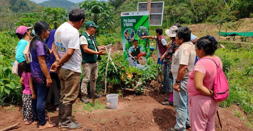 Productores de Pichanaki se capacitan en técnicas de muestreos de suelos INIA Perú