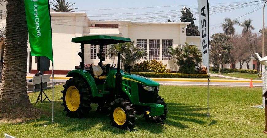 Ipesa dona tres tractores John Deere a instituciones educativas