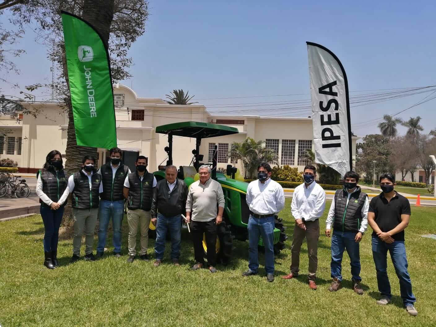 Ipesa dona tres tractores John Deere a instituciones educativas