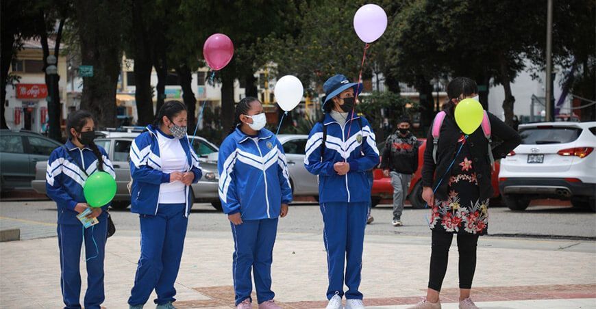 Junín: escolares lanzan globos con diversas semillas ornamentales