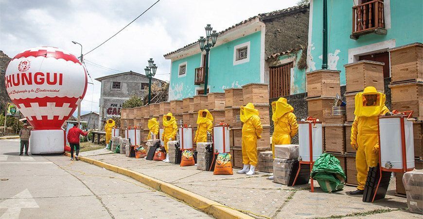 entrega de herramientas a productores apícolas Perú