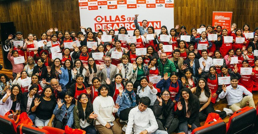 Lideresas de ollas comunes se gradúan de programa de emprendimiento Perú