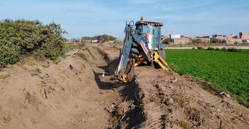 inician limpieza y descolmatación del canal pluvial en Pimentel