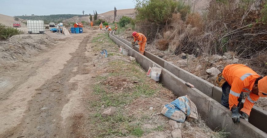 Ejecutan mantenimiento de canales de riego en Mollendo en Arequipa