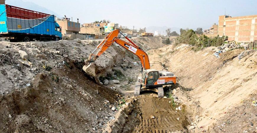 Culminan limpieza y descolmatación en dos puntos críticos de quebradas Lurigancho – Chosica en Lima