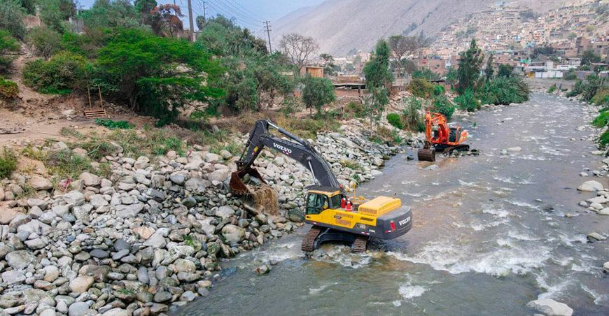 Intervienen con maquinaria pesada quebradas Corrales y La Ronda en Lima