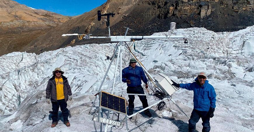 mantenimiento de la estación meteorológica del glaciar Quisoquipina