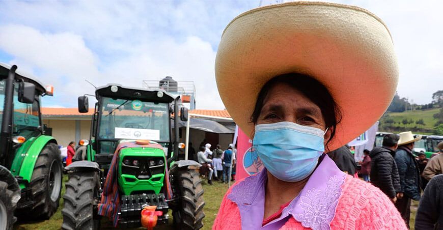 Entrega de tractores agrícolas Cajamarca