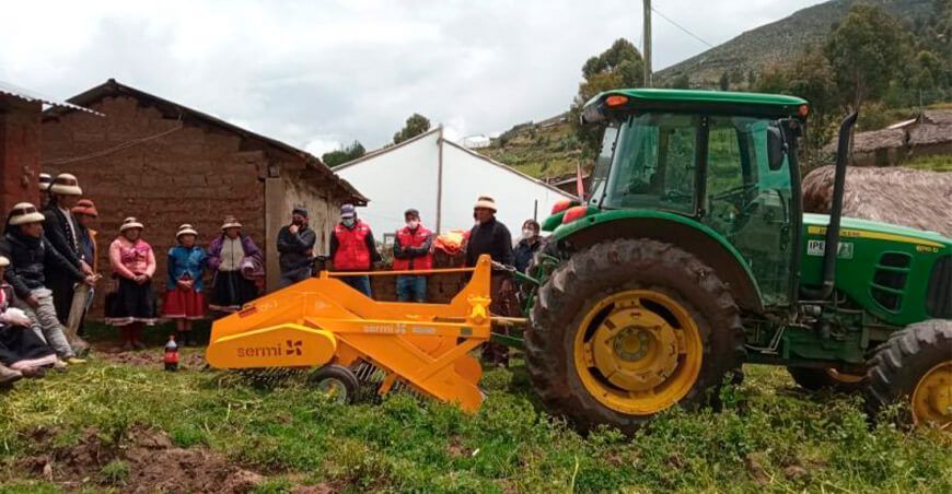 Minera Las Bambas entregó maquinaria agrícola a comunidades de Apurímac