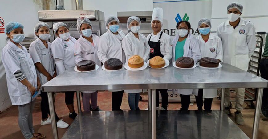 Devida apacitación especializada en panificación, pastelería y repostería dirigido a hijos e hijas de cacaoteros, caficultores y piñeros Puno Perú