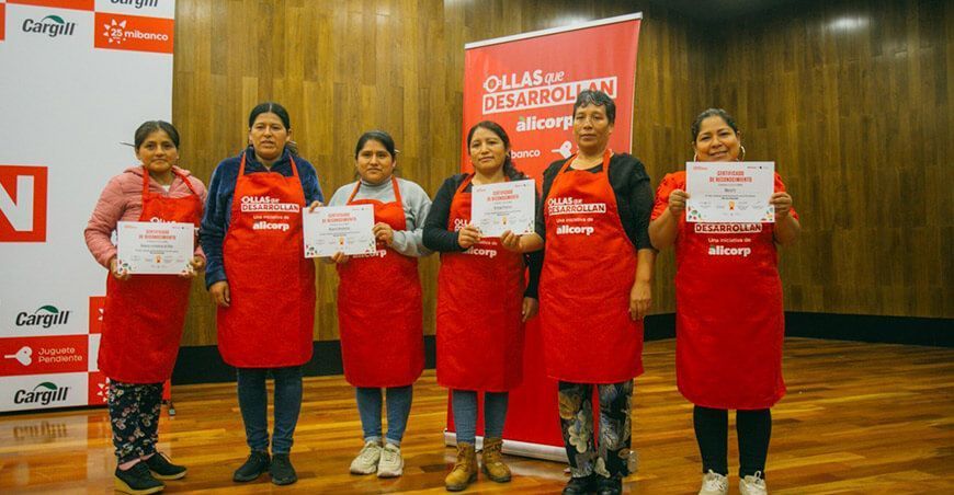 Lideresas de ollas comunes se gradúan de programa de emprendimiento Perú