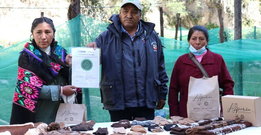 Elaboran prendas de vestir a base de fibra de alpaca en la Reserva Paisajística Nor Yauyos Cochas