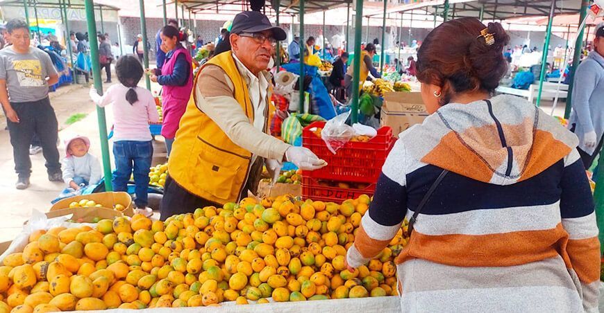 Agricultores certificados venden productos inocuos en mercado de Huancaro en Cusco