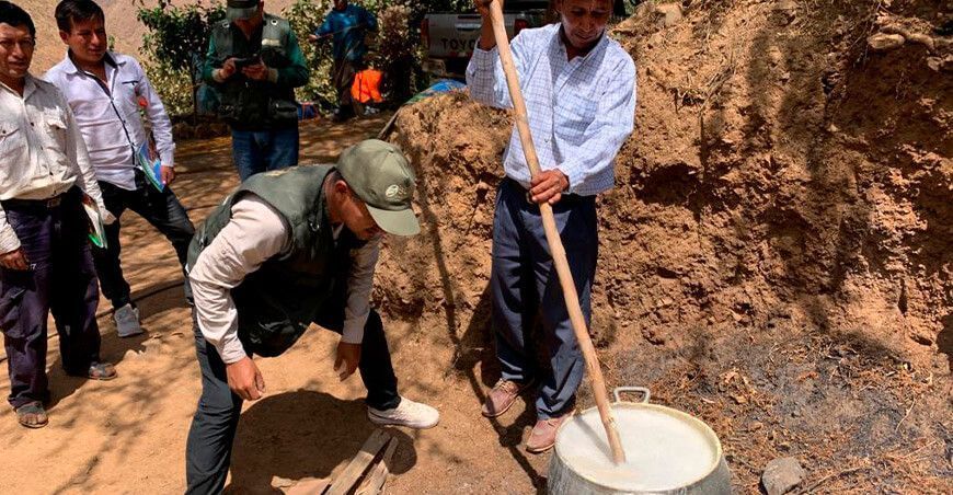 Productores preparan caldo sulfocalcico para combatir enfermedades y plagas Ancash Perú Sedir