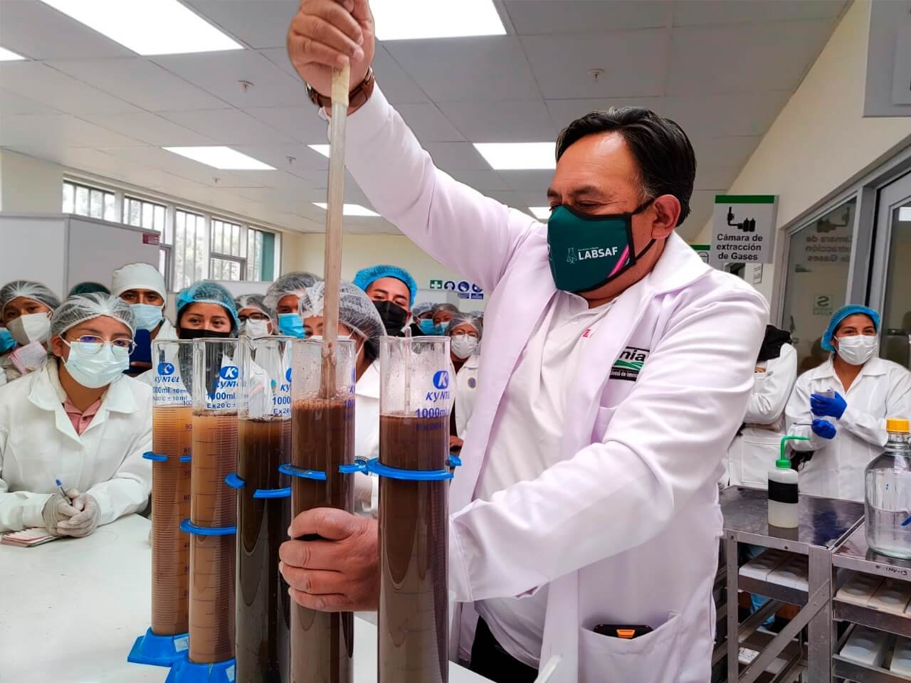 Inacal otorgó acreditación a red de laboratorios de suelos, agua y foliares del INIA