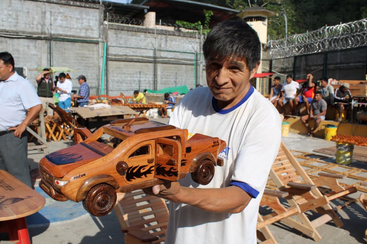 Reos productivos de Chanchamayo elaboran artesanías a base de madera