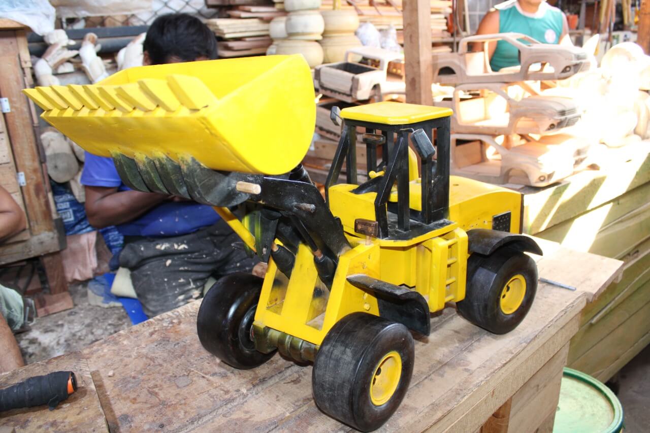 Reos productivos de Chanchamayo elaboran artesanías a base de madera