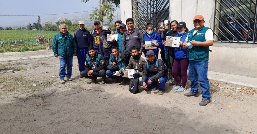 productores reciben capacitación sobre control de moscas de la fruta Senasa Perú