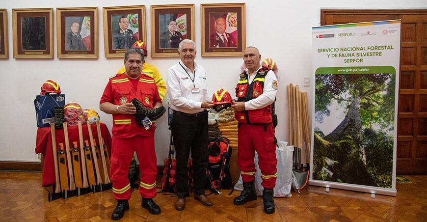 Serfor capacita en incendios forestales a bomberos Perú