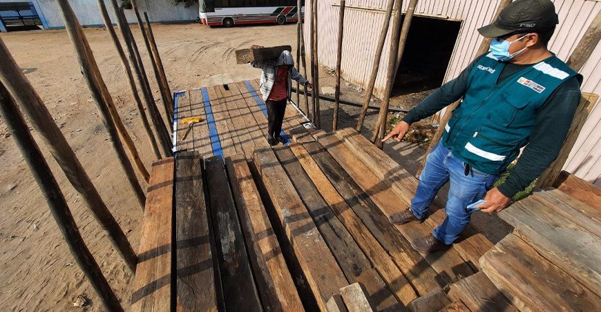 Serfor transfiere madera incautada para mejorar puentes en Cajamarca