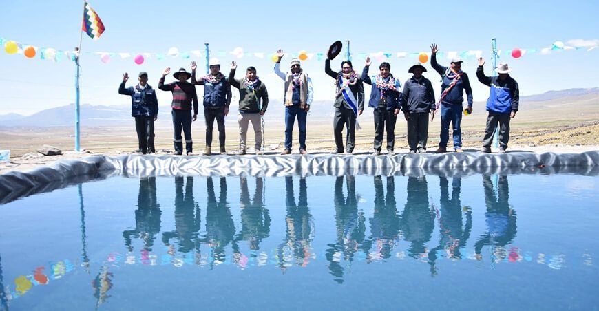 Siembra y cosecha de agua microreservorios en Puno