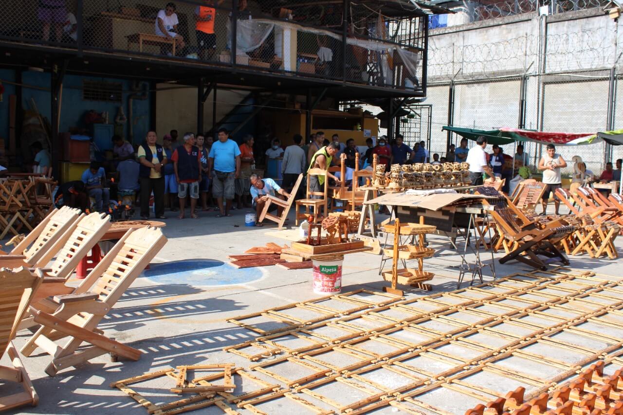 Reos productivos de Chanchamayo elaboran artesanías a base de madera