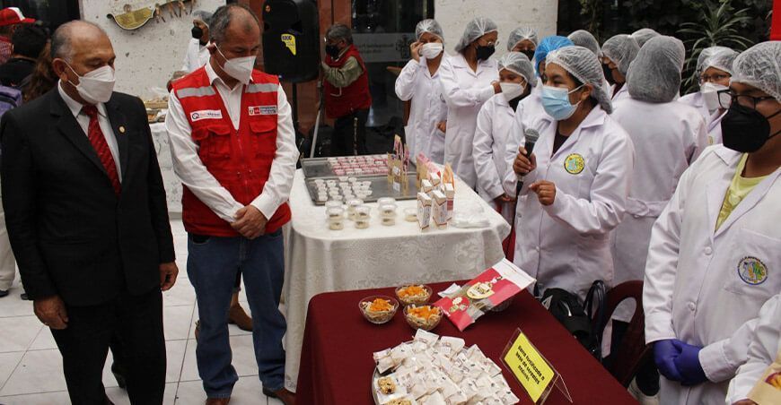Universitarios elaboran alimentos nutritivos como propuesta para Qali Warma