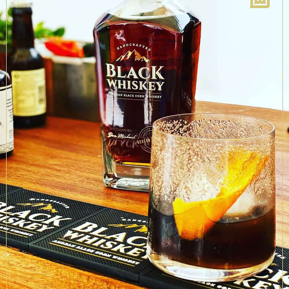 El whiskey artesanal premium peruano elaborado a base de maíz morado