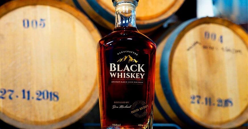 El whiskey artesanal premium peruano elaborado a base de maíz morado