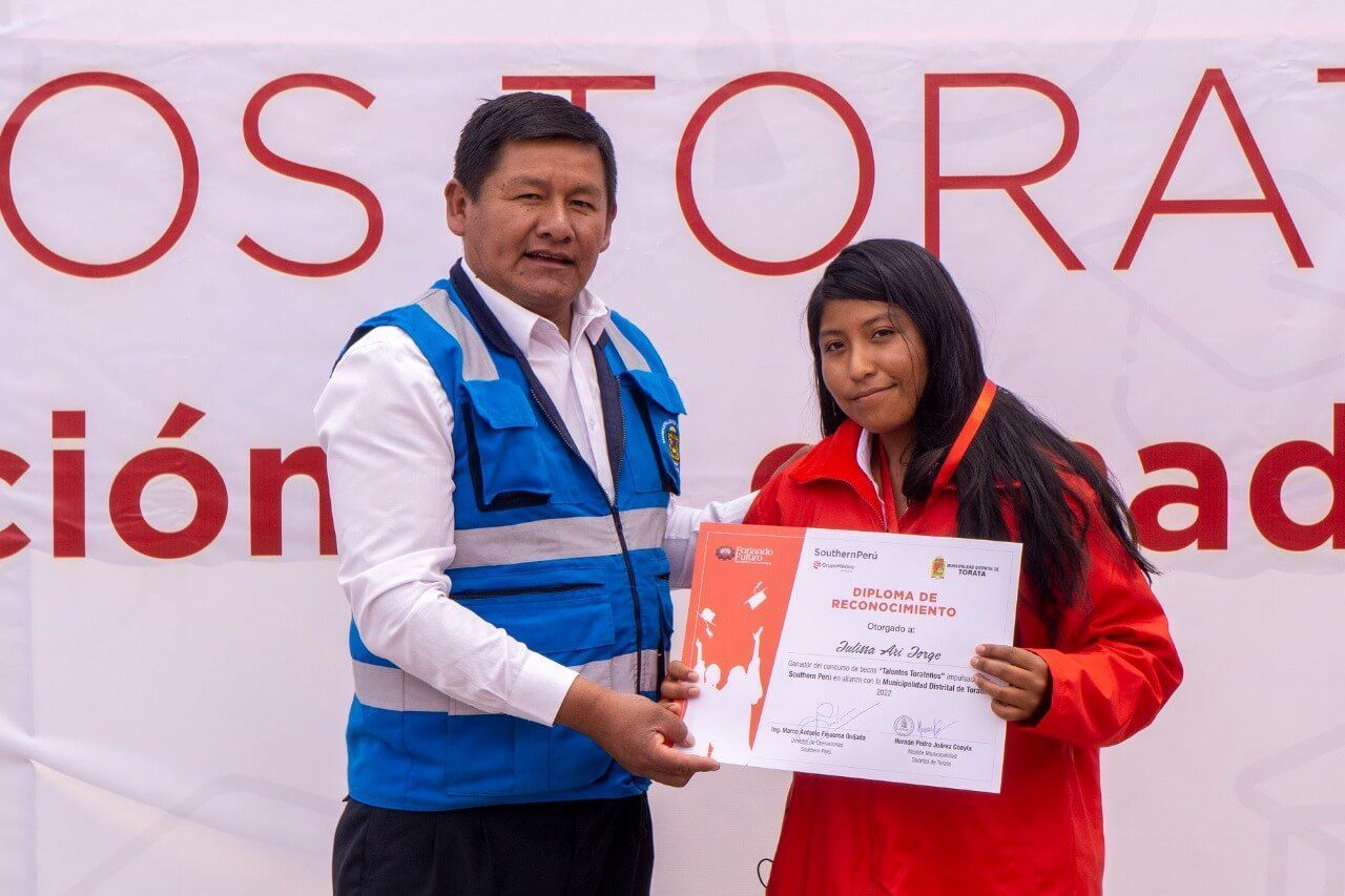 Southern Perú entregó beca a ganadores de concurso “Talentos torateños”