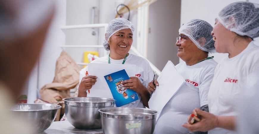 Alicorp capacita a 140 líderes de ollas comunes en panificación y gastronomía